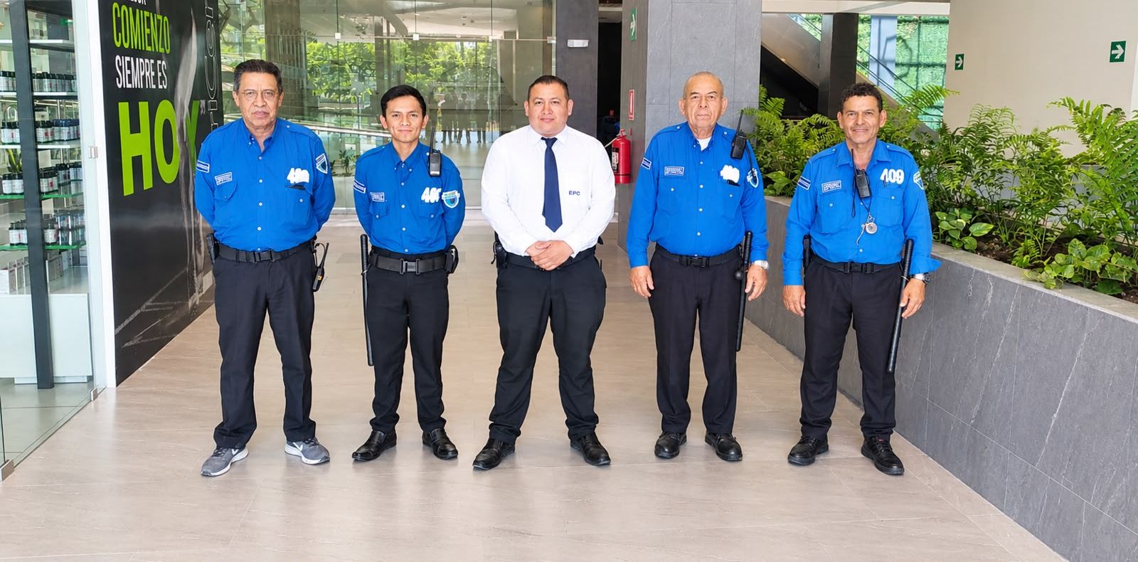 Agentes de Seprotec uniformados junto a su supervisor