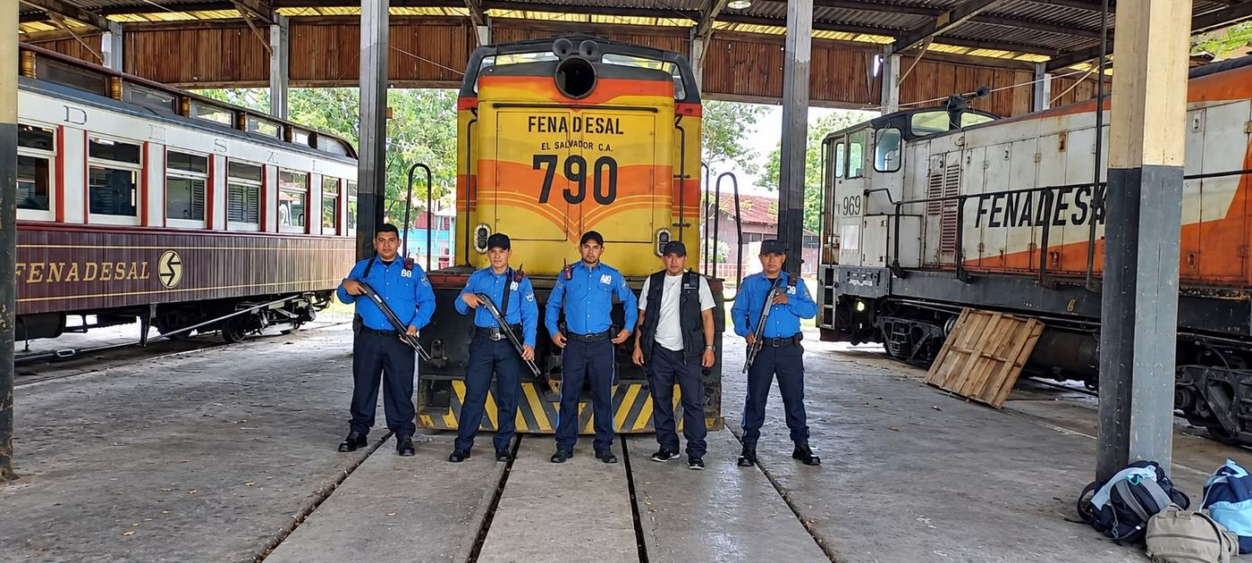 Agentes de Seprotec armados custodiando locomotoras en un plantel ferroviario