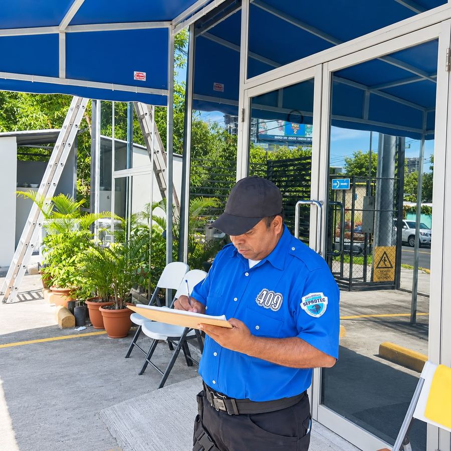 Agente de Seprotec registrando ingresos en la entrada de un edificio